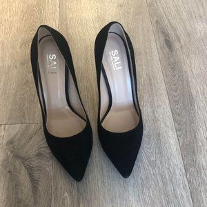 Black Pumps